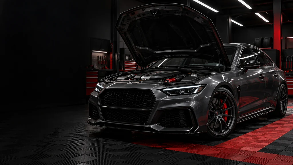 Imagem conceitual de automóvel em uma oficina com estética Motorsport